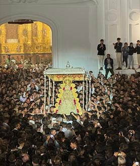 Imagen secundaria 2 - En vídeo: el salto de la reja a las 02.56 horas dio comienzo a la procesión de la Virgen del Rocío 2024