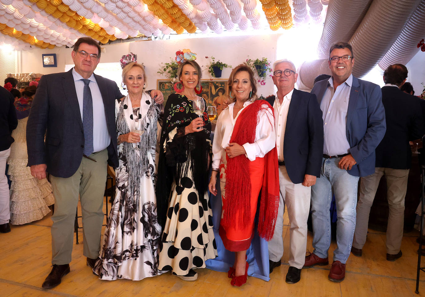 Las imágenes del ambiente en las casetas este lunes en la Feria de Córdoba (II)