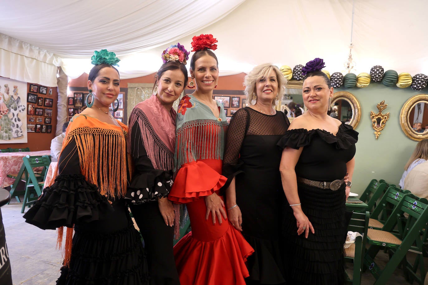 Las imágenes del ambiente en las casetas este lunes en la Feria de Córdoba (II)