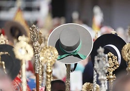 Por qué los peregrinos ponen el sombrero encima de la vara durante la misa de el Rocío