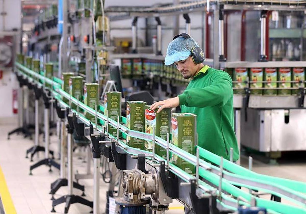Un trabajador en la planta de Deoleo en Córdoba