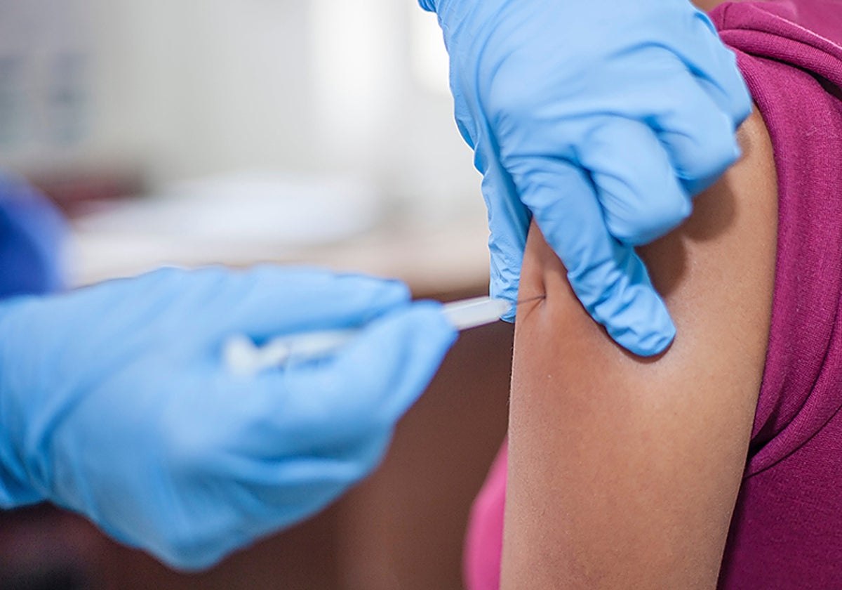 Un sanitario administra una vacuna a un paciente