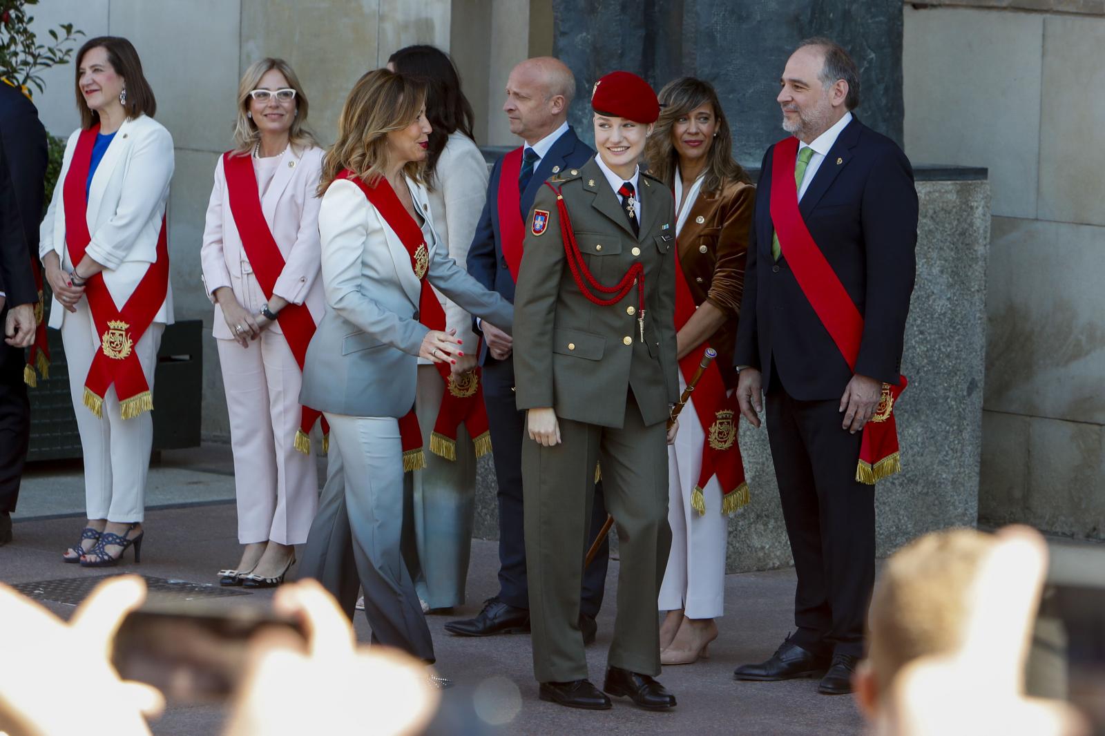 La princesa de Asturias, Leonor de Borbón, recibe de manos de la alcaldesa de Zaragoza, Natalia Chueca, el bastón de mando, la máxima distinción que concede el Ayuntamiento de Zaragoza