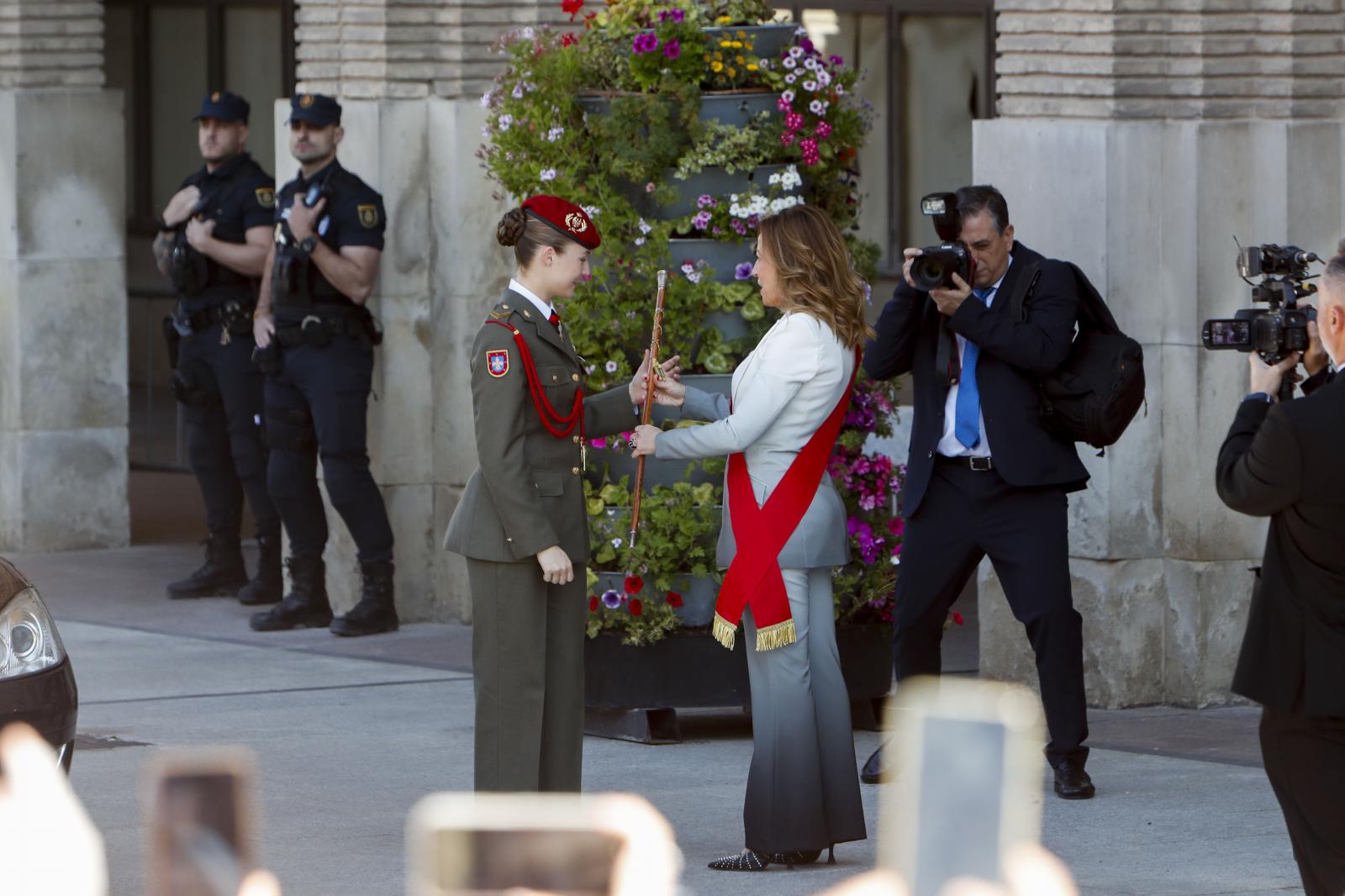 La princesa de Asturias, Leonor de Borbón, recibe de manos de la alcaldesa de Zaragoza, Natalia Chueca, el bastón de mando, la máxima distinción que concede el Ayuntamiento de Zaragoza