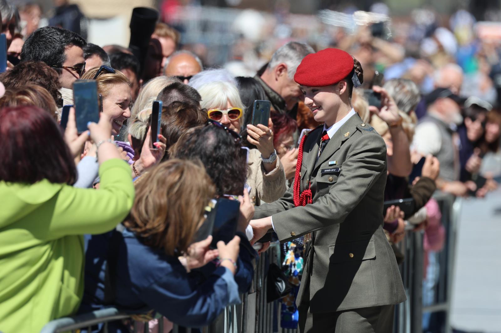 La Princesa de Asturias, Leonor de Borbón, saluda al público