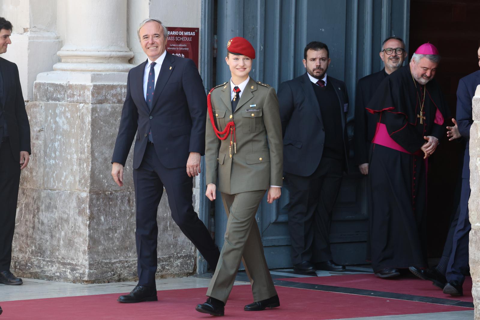 La Princesa Leonor junto al presidente de Aragón, Jorge Azcón, a la salida de La Seo del Salvador de Zaragoza