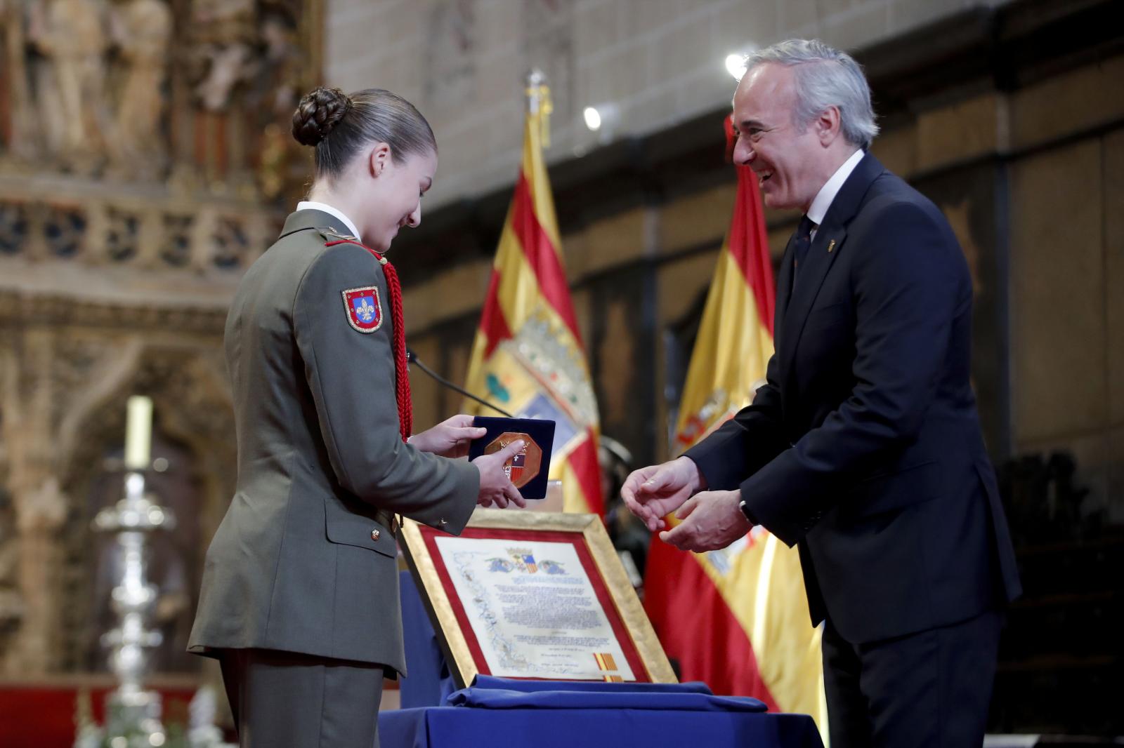 La Princesa de Asturias, Leonor de Borbón, y el presidente de Aragón, Jorge Azcón, en una de las ceremonias de la jornada en la que recibió sendos homenajes por parte de las principales instituciones aragonesas y de Zaragoza