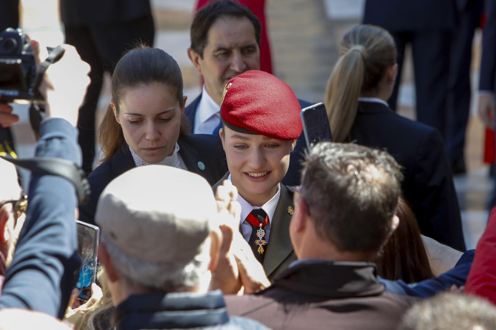 La Princesa de Asturias, Leonor de Borbón, saluda al público