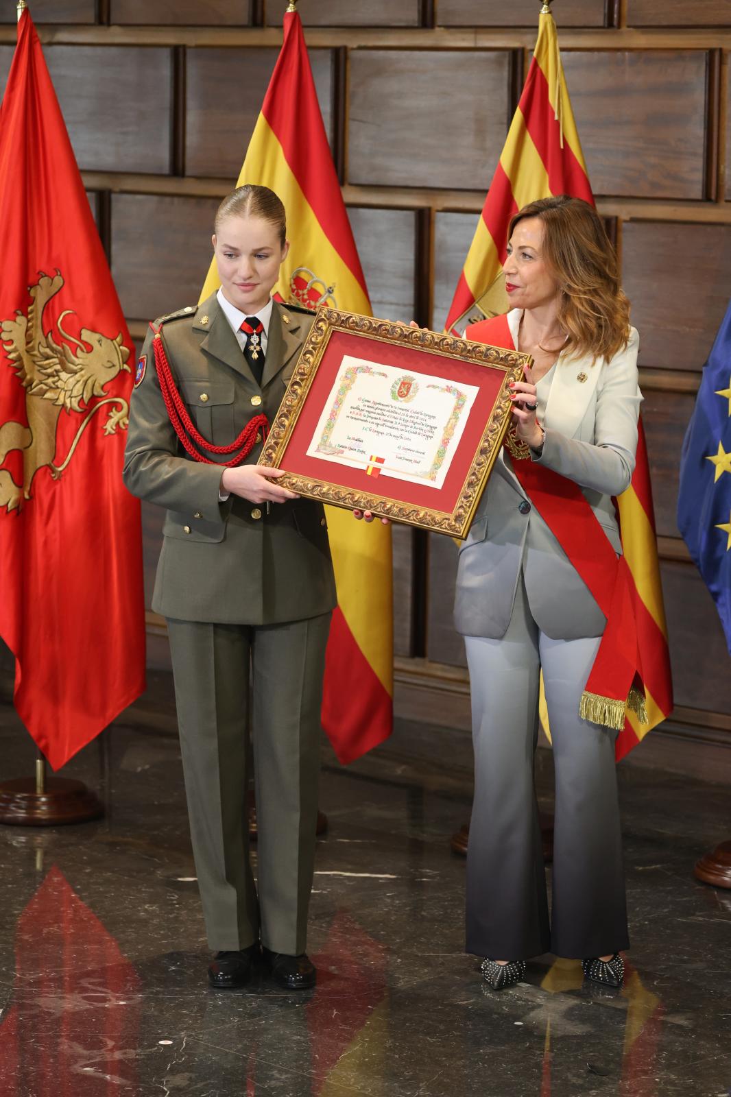 La Princesa Leonor recibe el título de Hija Adoptiva de la ciudad en manos de la alcaldesa de Zaragoza, Natalia Chueca