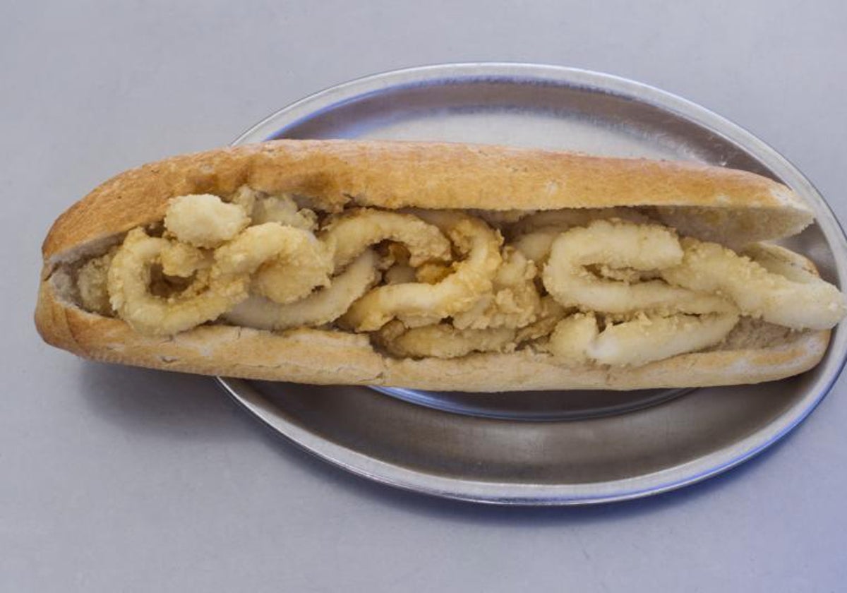 Bocadillo de calamares, emplatado, en un local de Atocha