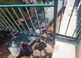 El PSOE acusa a la Junta de «poner en peligro» al alumnado tras caer una escalera en Ponferrada