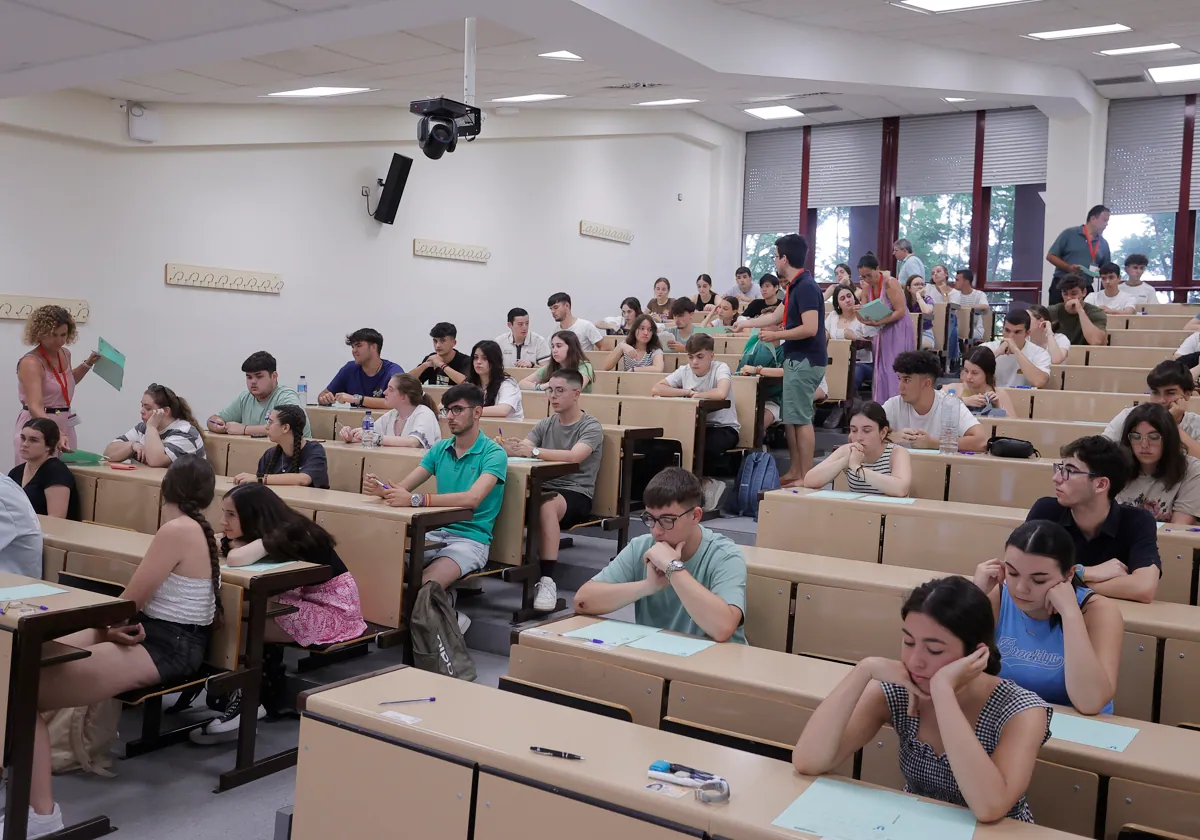 Estudiantes en un aula universitaria de Sevilla durante un examen de Selectividad