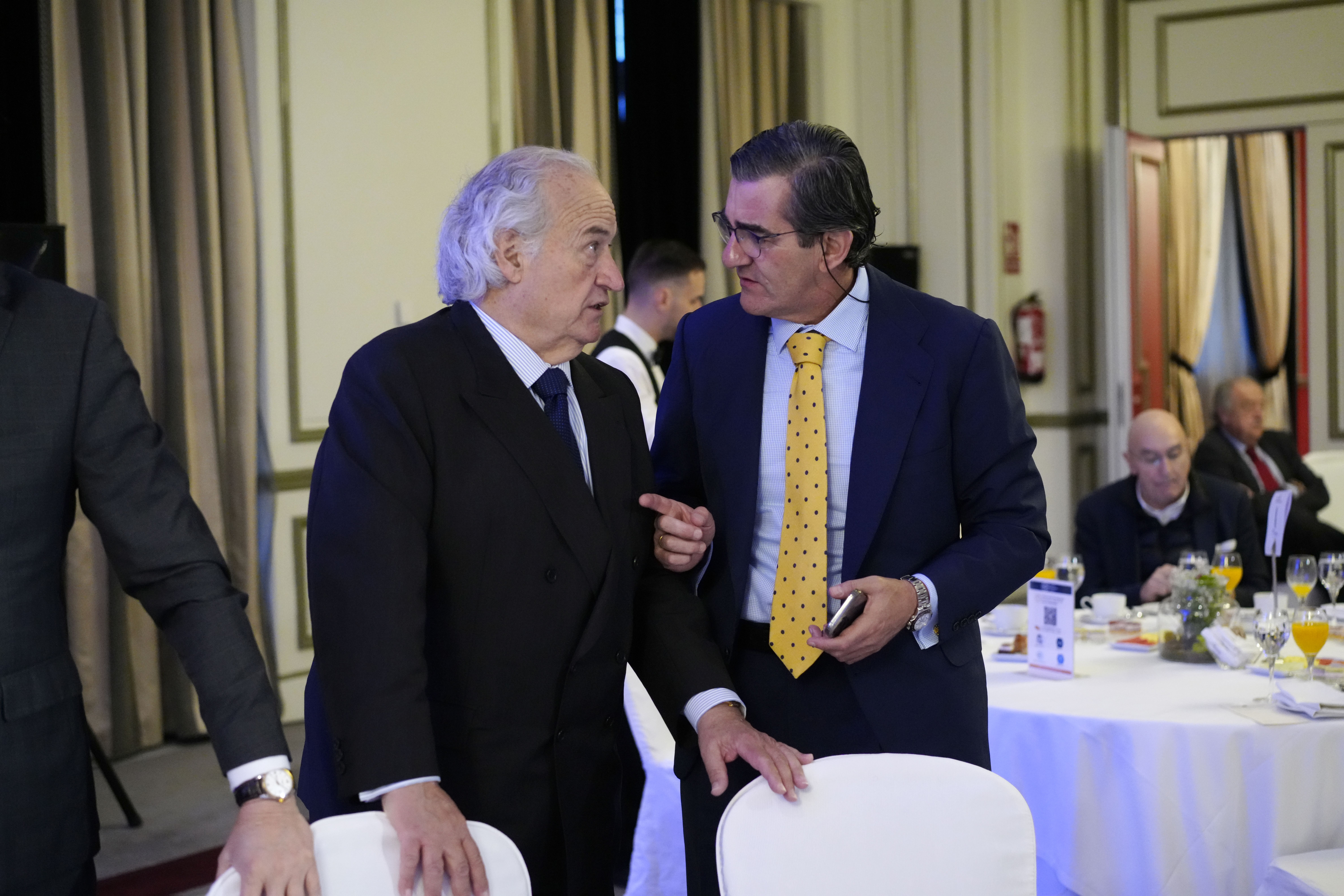 Álvaro de Ybarra Zubiria, consejero de Vocento, y Juan Abarca, presidente y director general de HM Hospitales