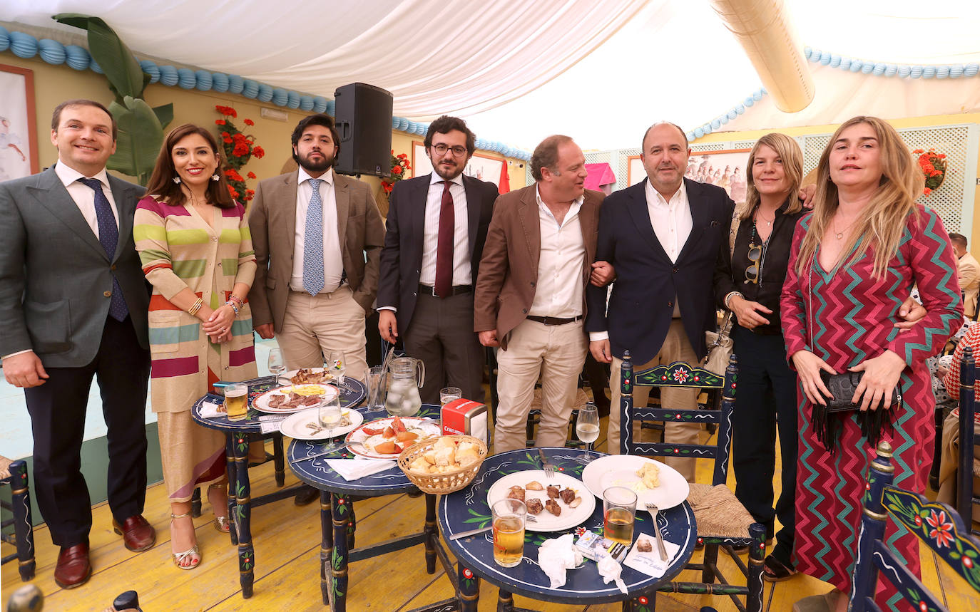 Las imágenes del ambiente en las casetas este martes en la Feria de Córdoba (I)