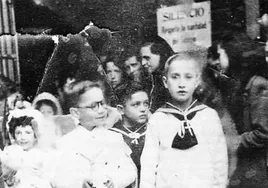 Hilario Barrero, a la izquierda, el día de su primera comunión