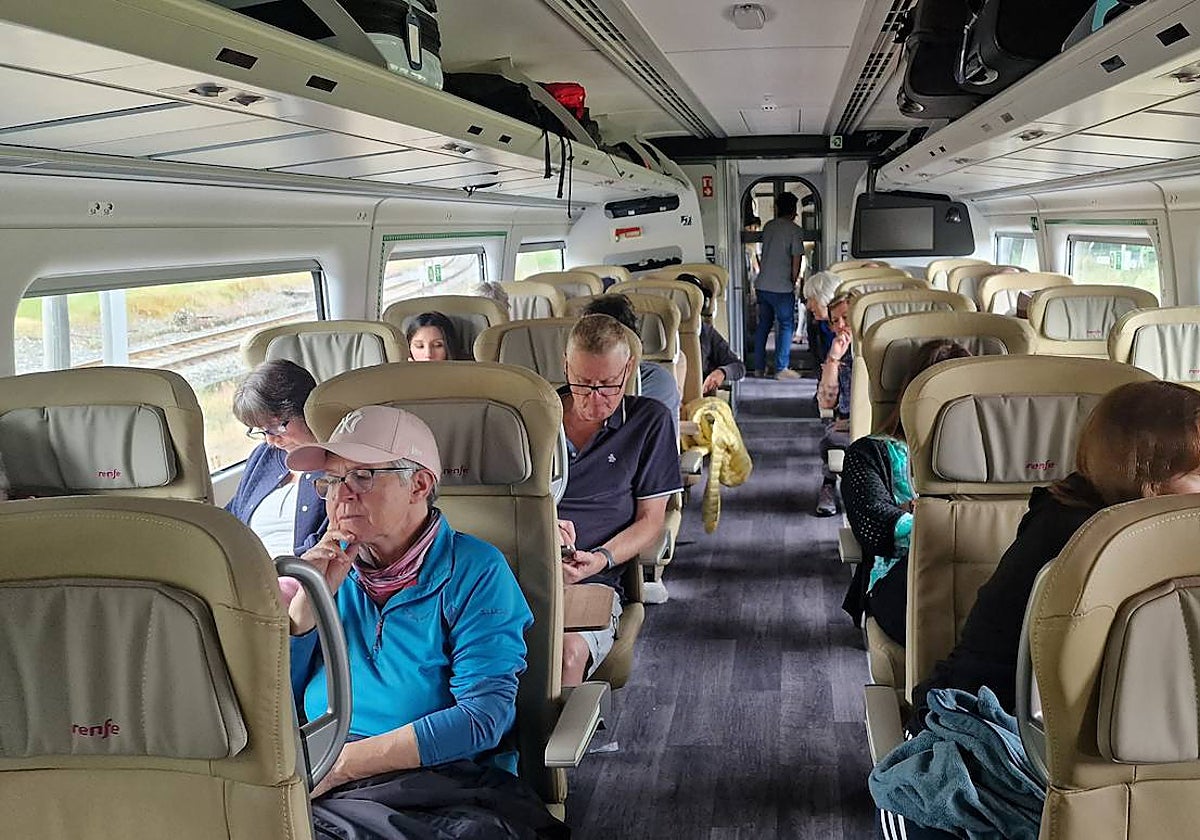Pasajeros en el tren parado antes de llegar a Orense