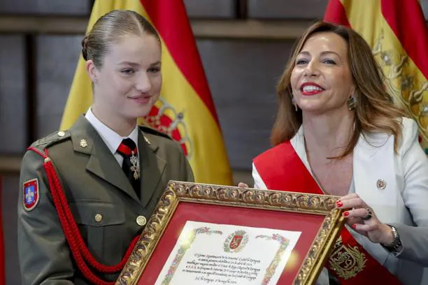 La Princesa de Asturias recibe el título de 'hija adoptiva de Zaragoza' de manos de la alcaldesa de la ciudad, Natalia Chueca