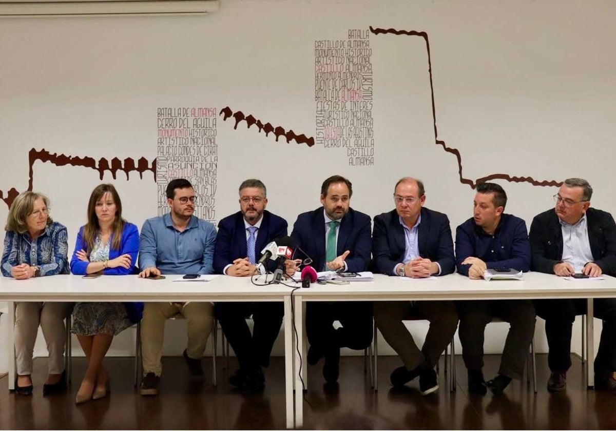 Paco Núñez, presidente regional del PP, se reunió ayer con alcaldes y portavoces de su partido en la zona