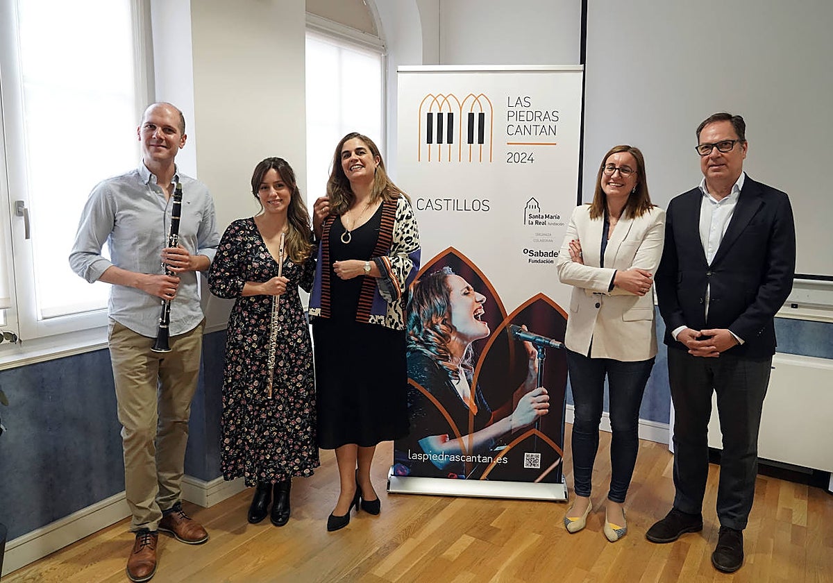 La directora del área de Cultura y Patrimonio de la Fundación Santa María la Real, Paula Conde; el director de Equipo Banca Privada en Castilla y León del Banco Sabadell, Fernando Ponzán, y la coordinadora del ciclo musical 'Las piedras cantan', Lucía Garrote, presentan una nueva edición de la actividad