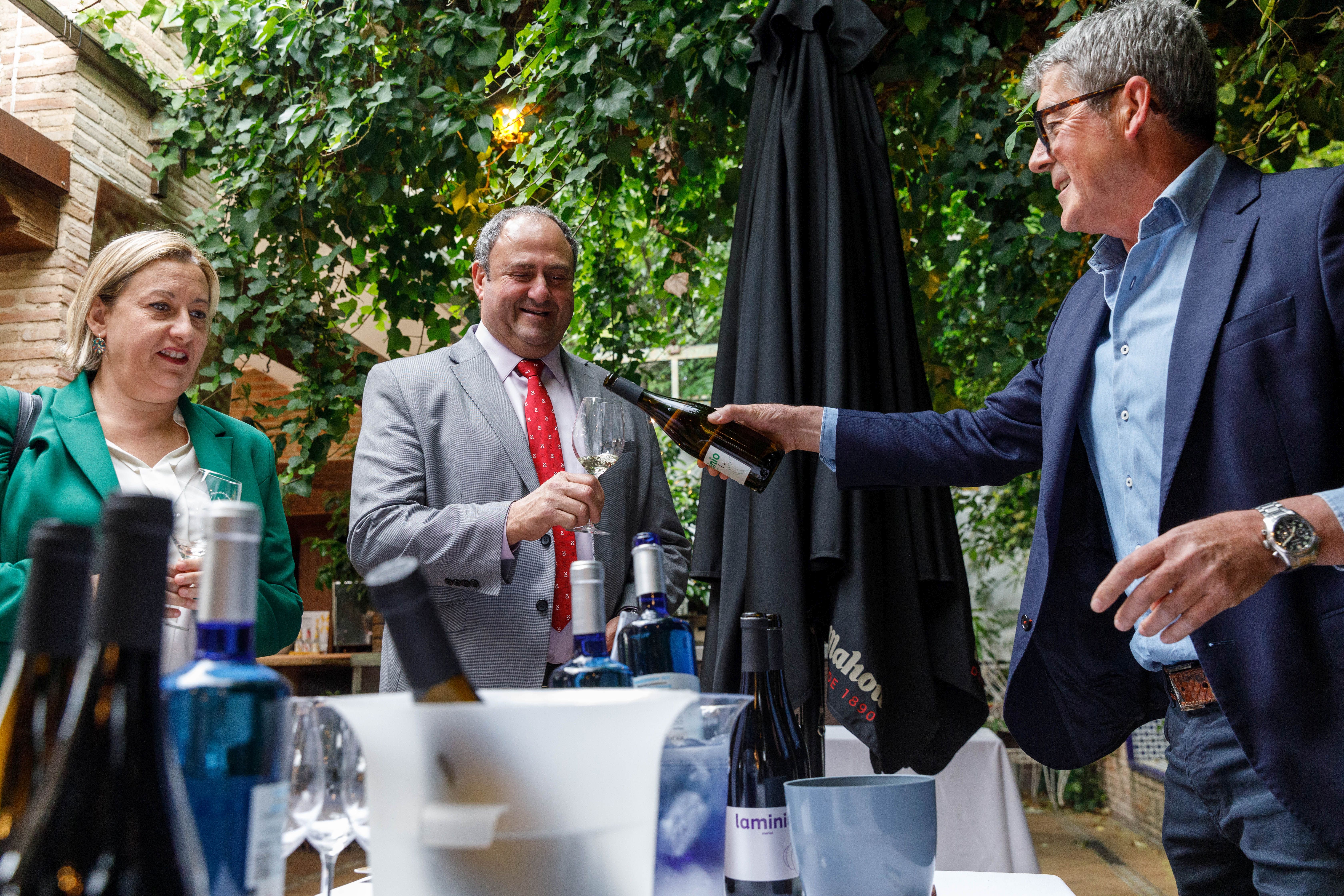 El consejero a la hora de degustar uno de los vinos