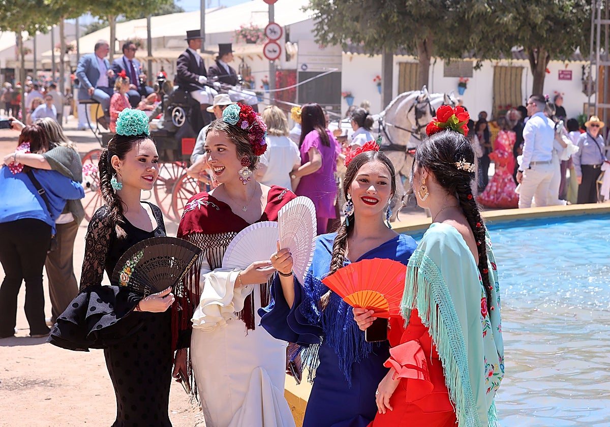 Cuatro jóvenes en la Feria de Córdoba