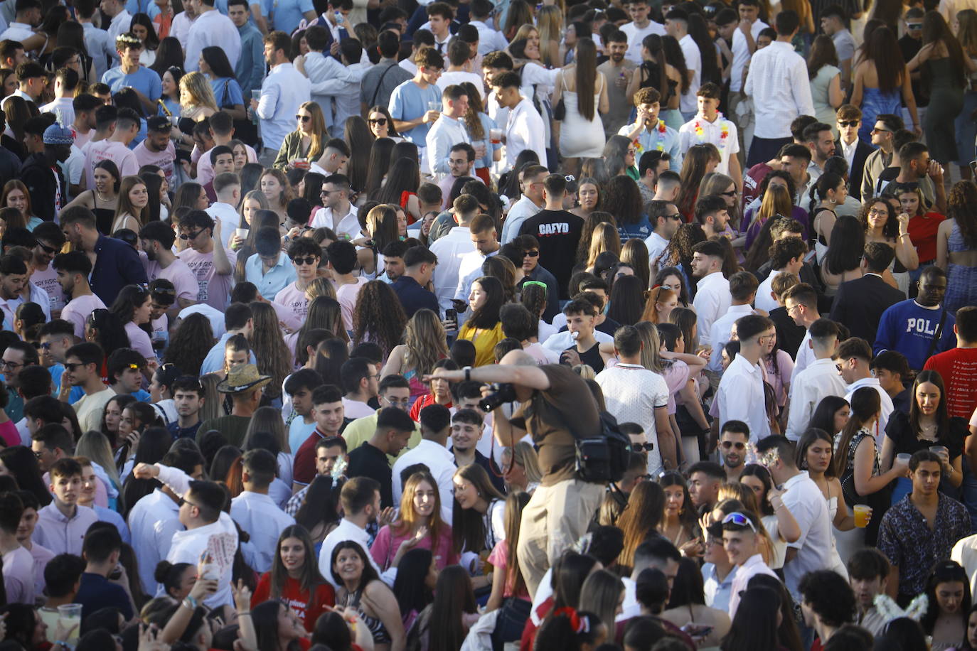 Fotos: diez mil jóvenes, en el botellón de la Feria de Córdoba