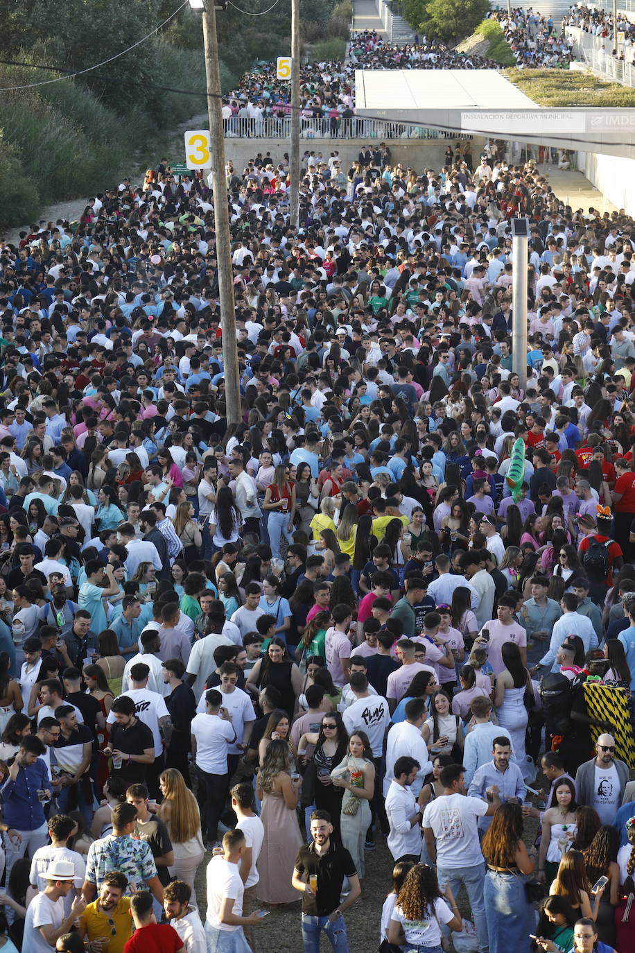 Fotos: diez mil jóvenes, en el botellón de la Feria de Córdoba