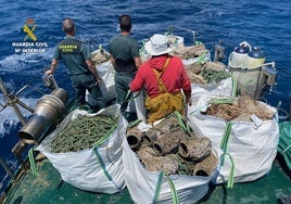 Denuncian a varios barcos por pescar ilegalmente pulpos con cadufos en época de veda