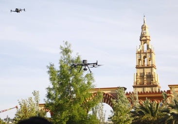 La brillante exhibición de drones de la Policía Nacional en la Feria