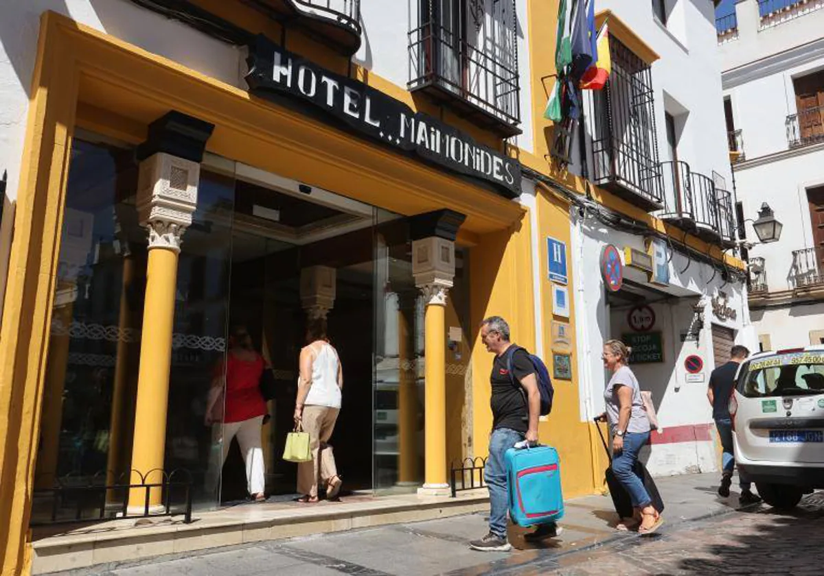 Turistas a la llegada a un hotel de la Judería de Córdoba