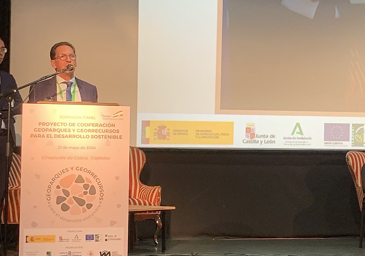 El teniente de alcalde de Turismo del Ayuntamiento de Cabra, Francisco Casas, durante la exposición del documento