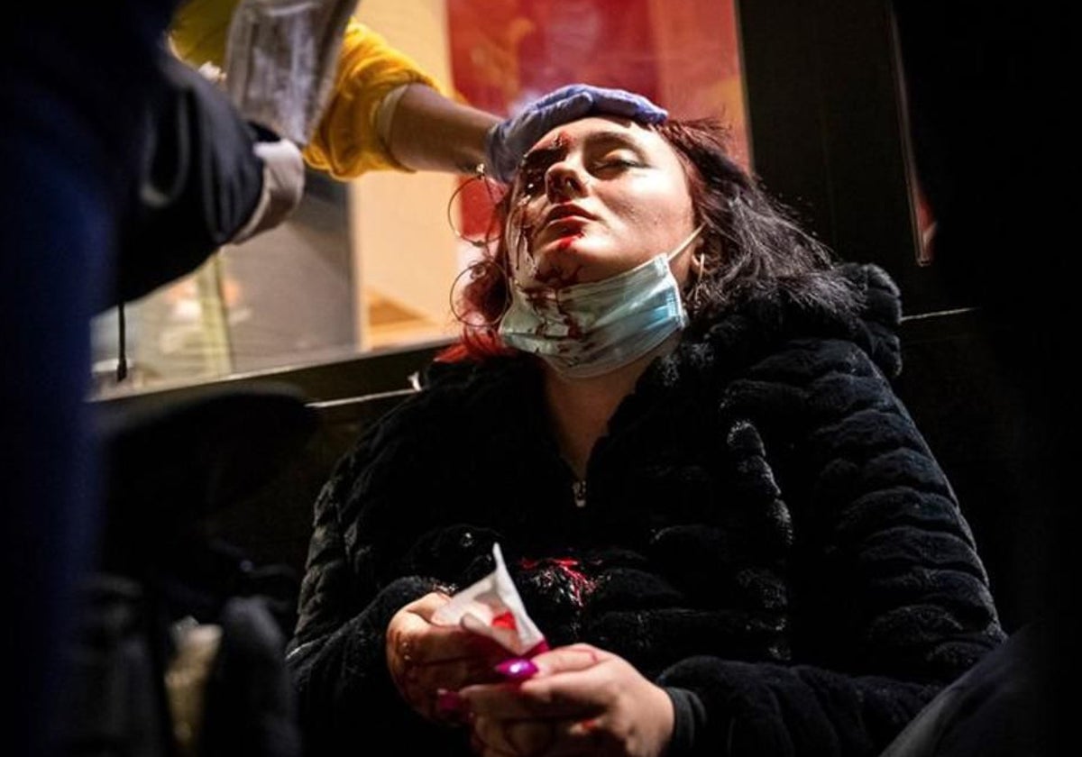 Sanitarios atienden a la joven herida tras recibir el impacto de un proyectil de 'foam' durante las protestas por Hásel en Barcelona