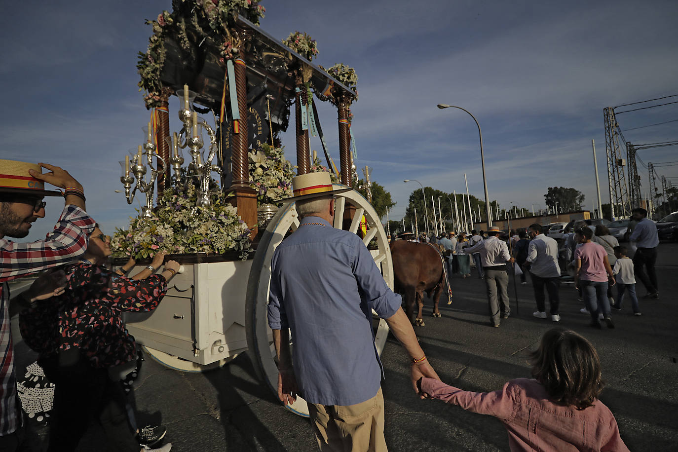 Llegada de la Hermandad Castrense del Rocío a Sevilla