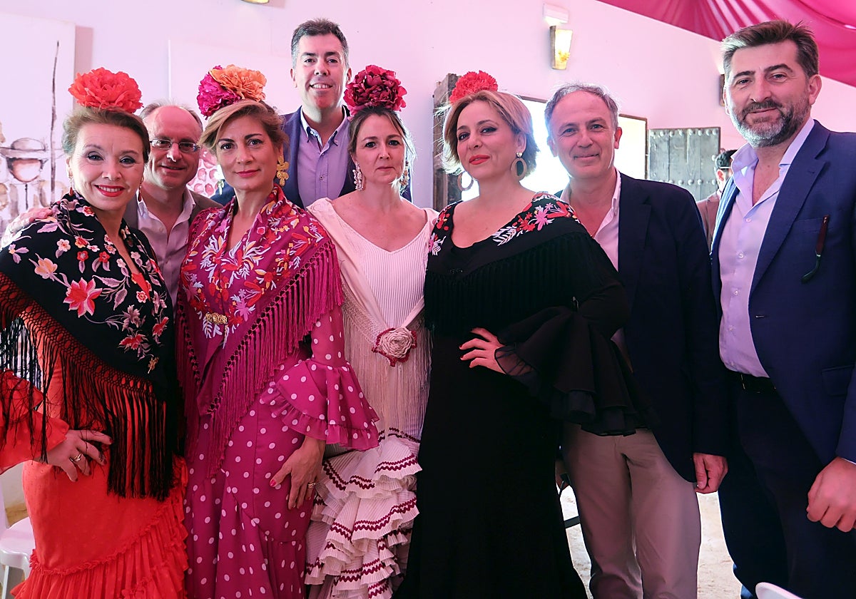 Un grupo de personas en la caseta La Castañuela de Madera