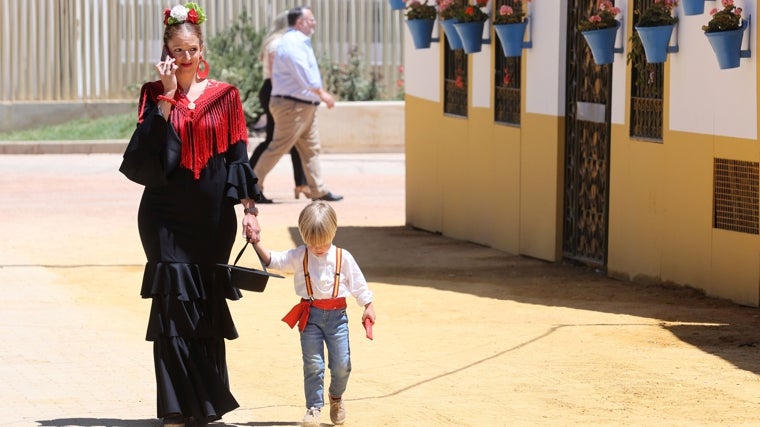 Una mujer y un niño en la Feria de Córdoba