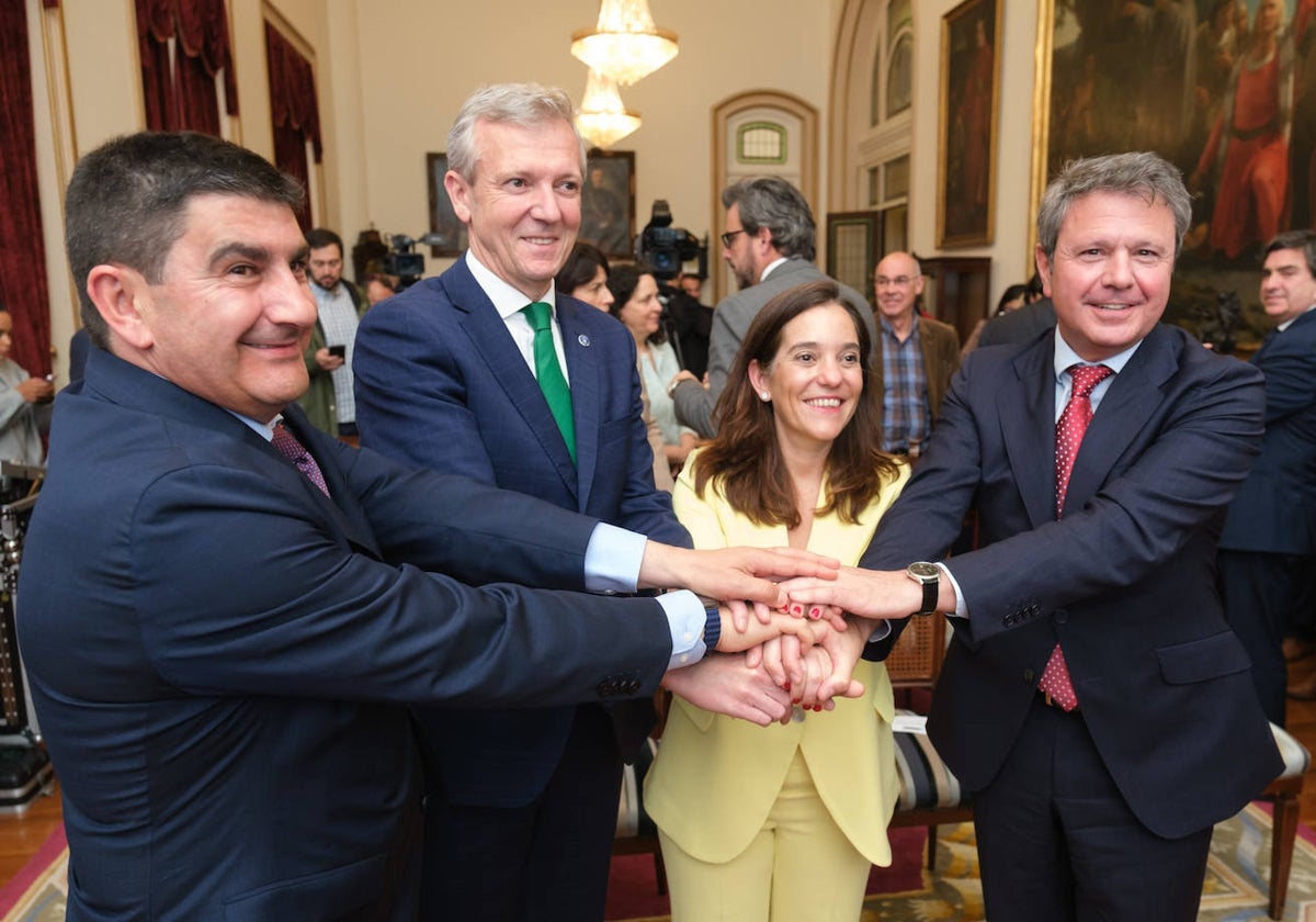 Alfonso Rueda e Inés Rey, en el centro, junto a Pedro Blanco (i.) y José Antonio Santano, este miércoles, en La Coruña