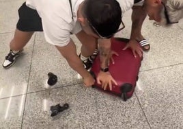 La sorprendente reacción de un joven al romper las ruedas de su maleta para no facturarla con Ryanair y ahorrarse 70 euros