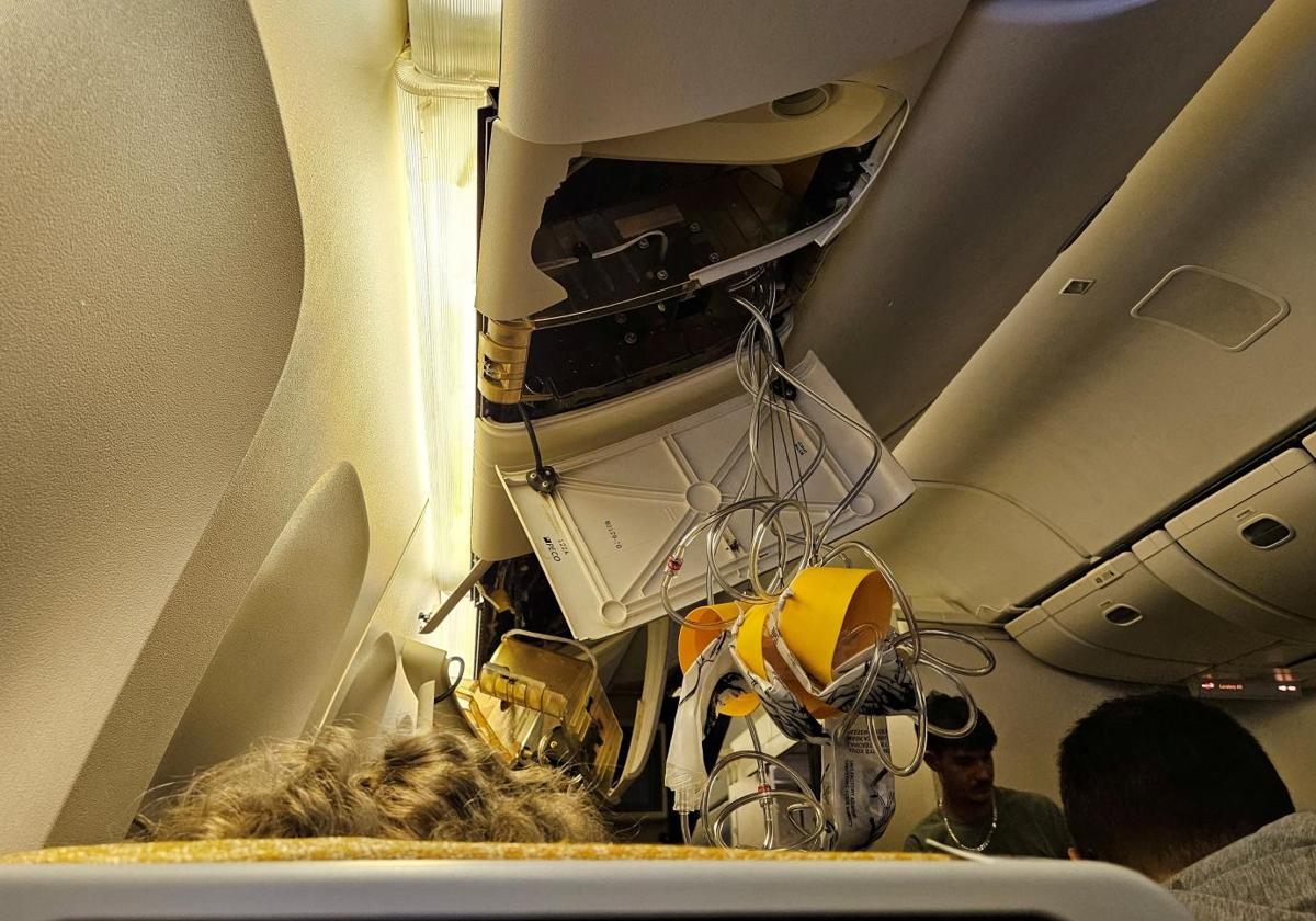 El interior del vuelo SQ321 de Singapore Airline tras un aterrizaje de emergencia en el Aeropuerto Internacional Suvarnabhumi de Bangkok