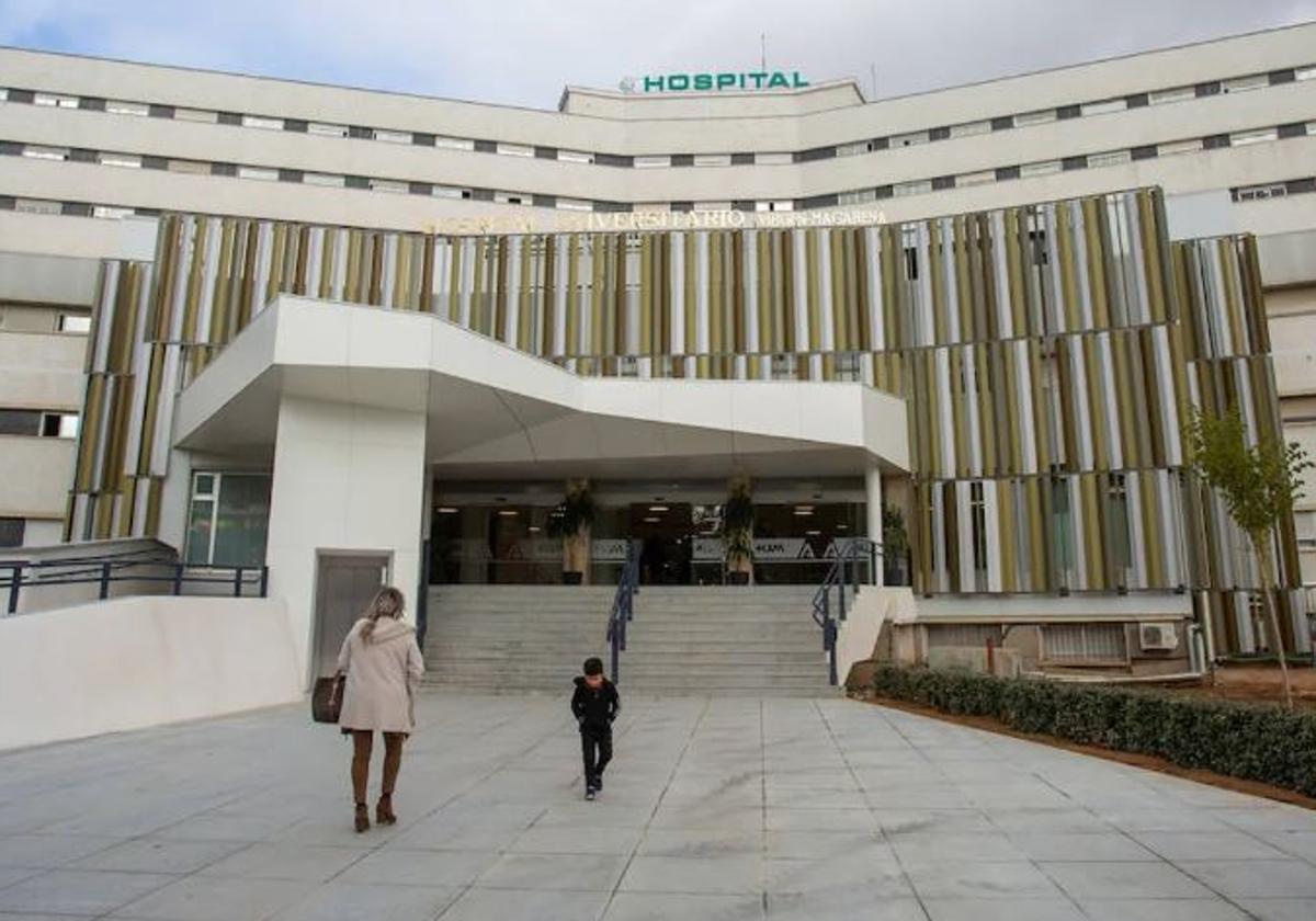 Fachada principal del Hospital Macarena de Sevilla