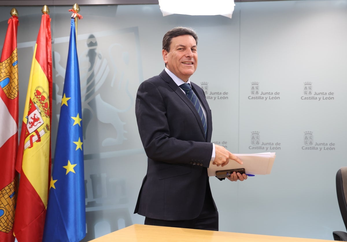 El portavoz de la Junta de Castilla y León, Carlos Fernández Carriedo, en la sala de prensa del Consejo de Gobierno