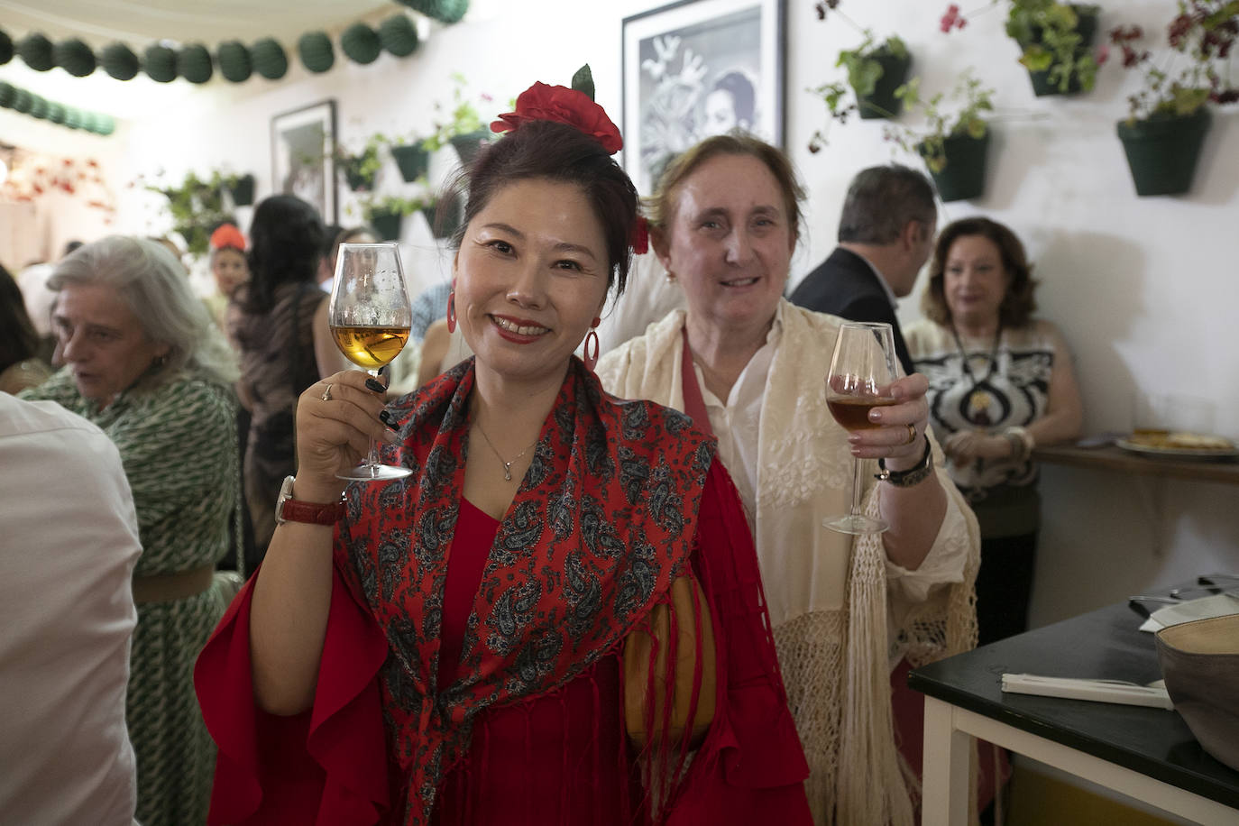 Las imágenes del ambiente en las casetas el jueves de la Feria de Córdoba (I)