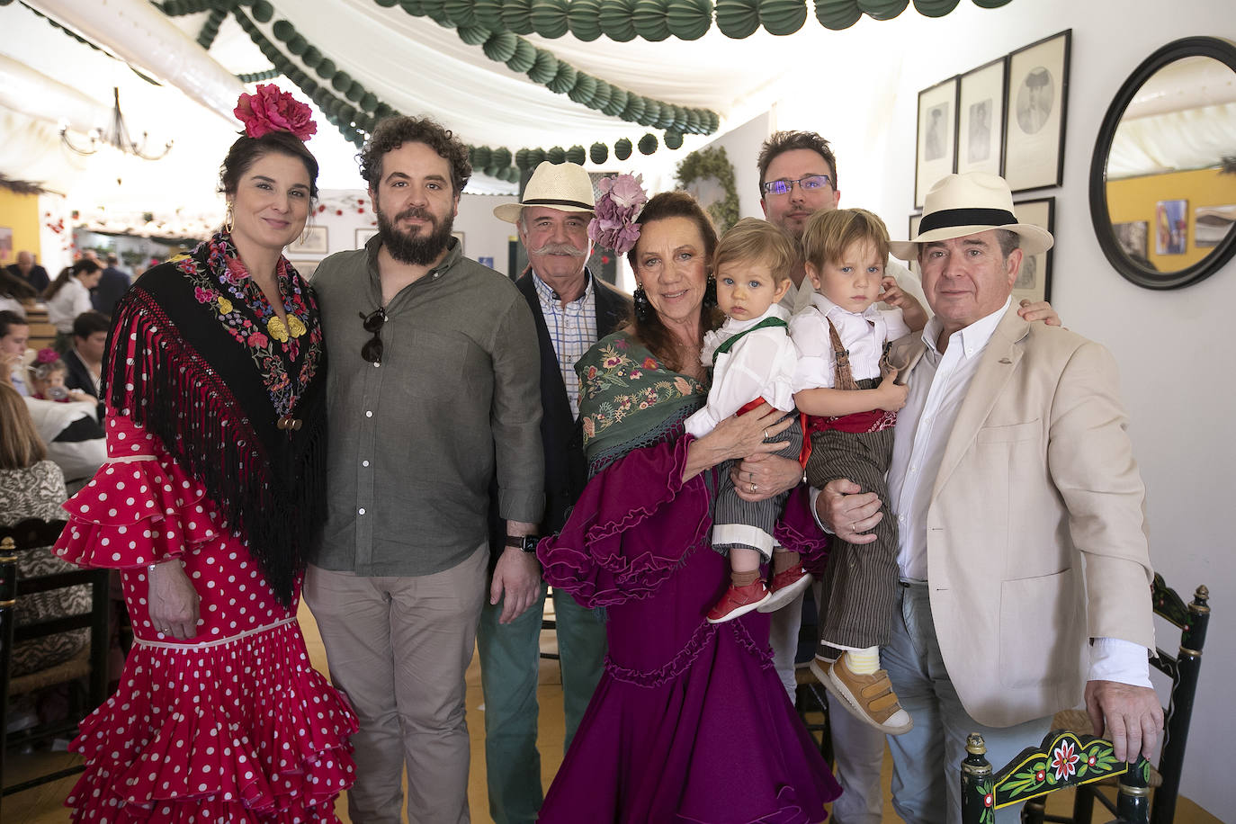 Las imágenes del ambiente en las casetas el jueves de la Feria de Córdoba (I)