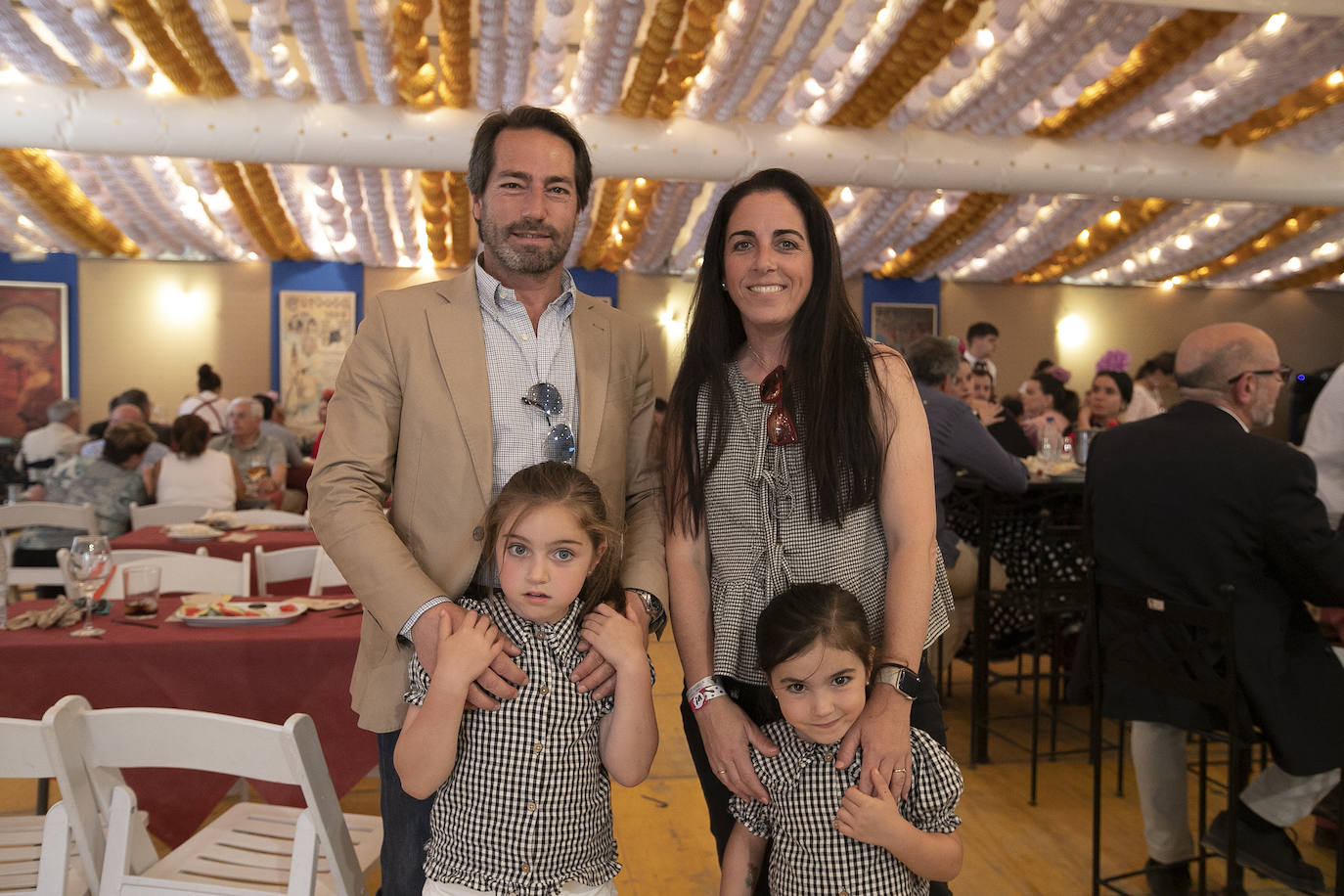 Las imágenes del ambiente en las casetas el jueves de la Feria de Córdoba (I)