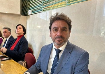 Un joven da una bofetada a un concejal de Vox tras celebrar un acto con vecinos en Almería