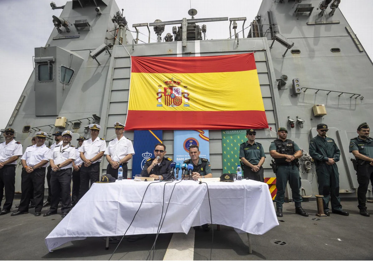Efectivos de la Armada y de la Guardia Civil, a bordo del buque militar desde el que se ha realizado el ejercicio.