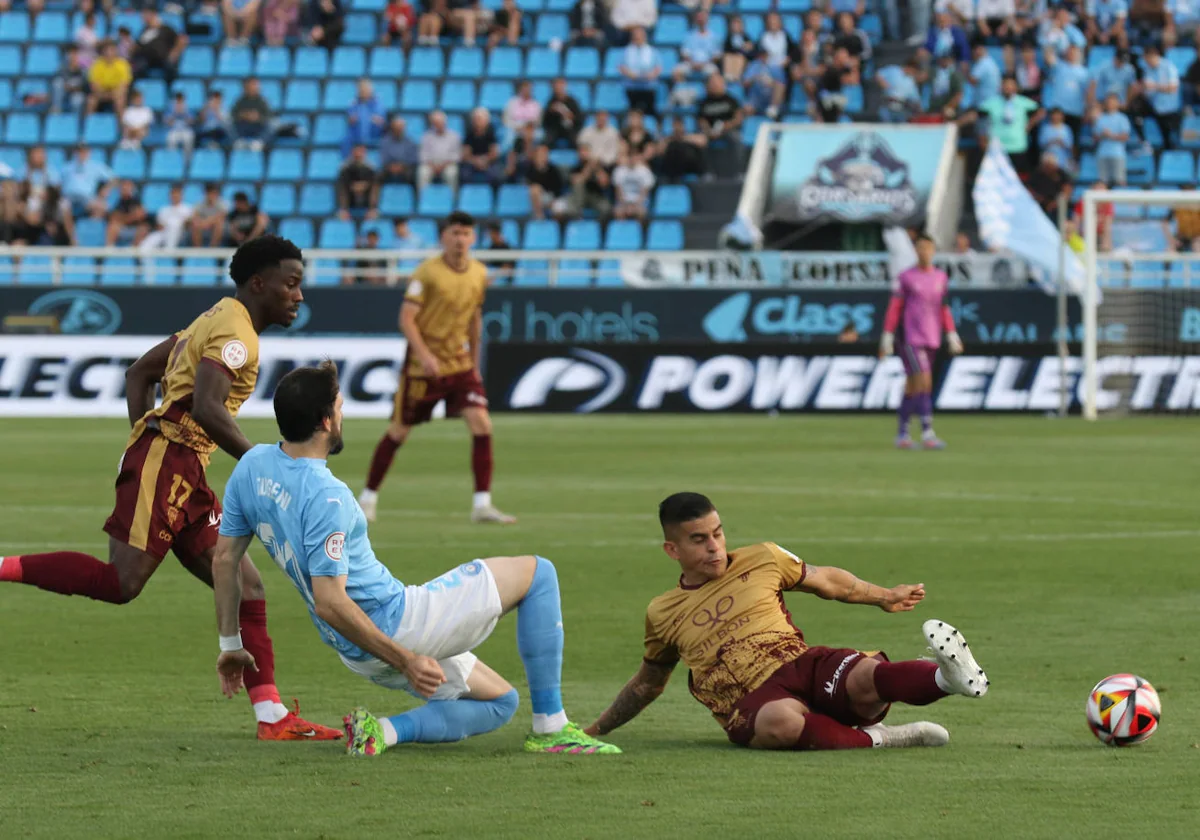 Kuki Zalazar despeja el balón en el suelo durante un partido del Córdoba