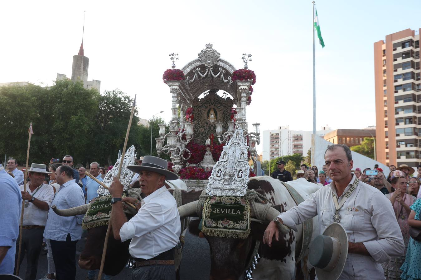 La hermandad del Rocío del Salvador llevó la alegría a las calles de Sevilla por las que fue pasando