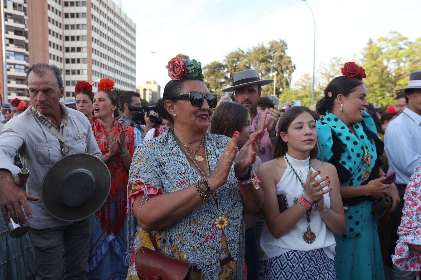 La hermandad del Rocío del Salvador llevó la alegría a las calles de Sevilla por las que fue pasando