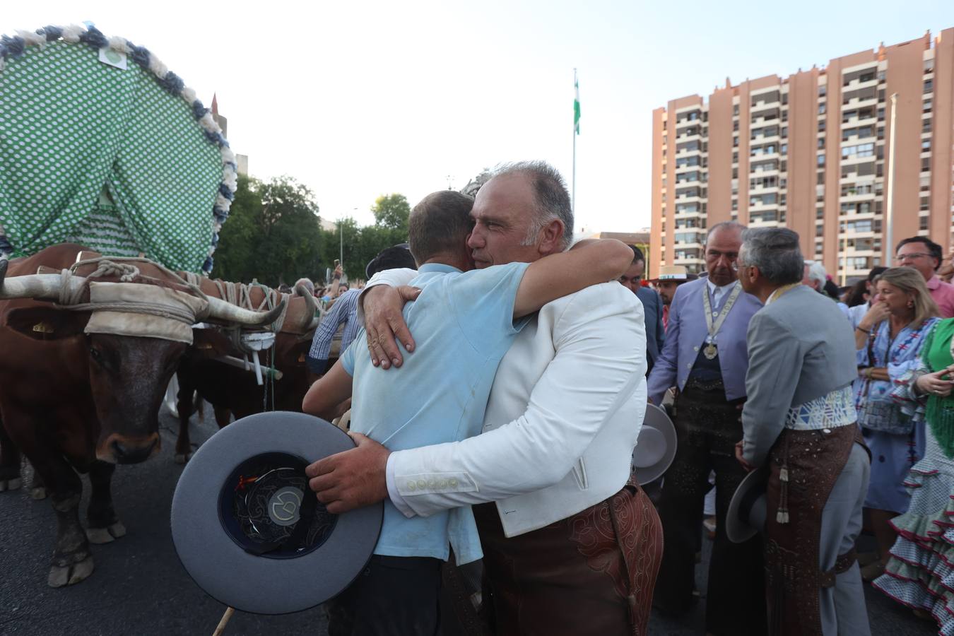 La hermandad del Rocío del Salvador llevó la alegría a las calles de Sevilla por las que fue pasando