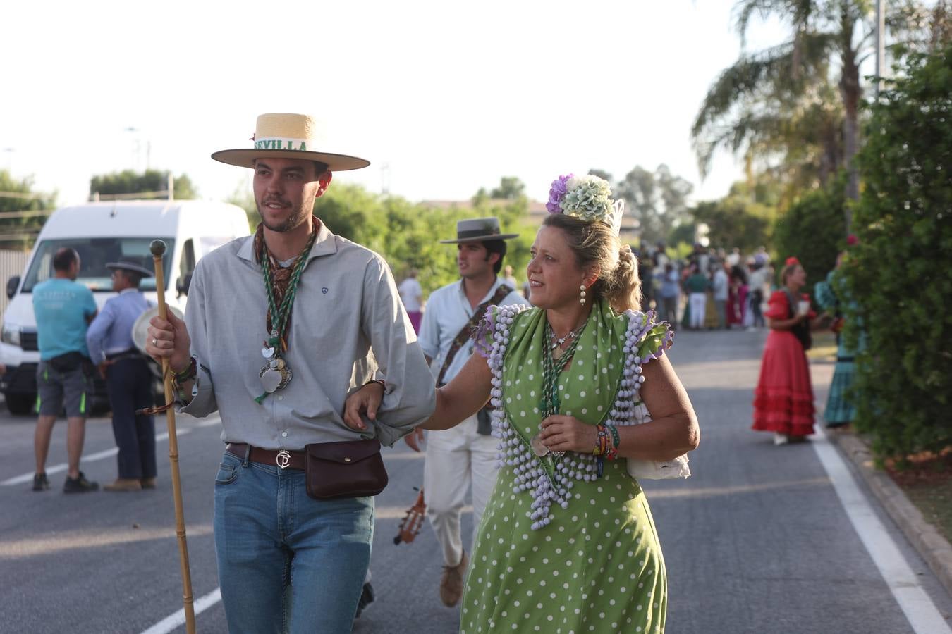 La hermandad del Rocío del Salvador llevó la alegría a las calles de Sevilla por las que fue pasando